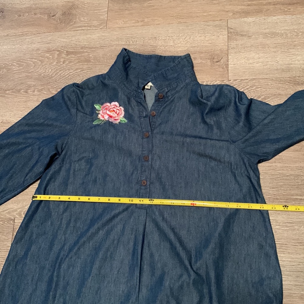 LMT: Light Denim Shirt Dress with two embroidered flowers - Picture 6 of 12